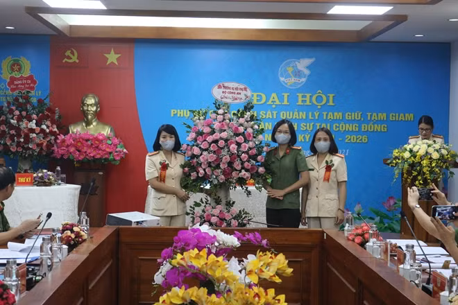 Hội phụ nữ Bộ Công an chúc mừng Đại hội