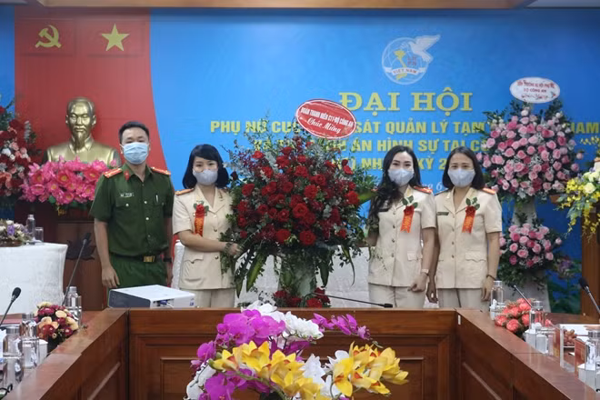 Đoàn Thanh niên Cục Cảnh sát QLTG, TG & THAHS chúc mừng Đại hội