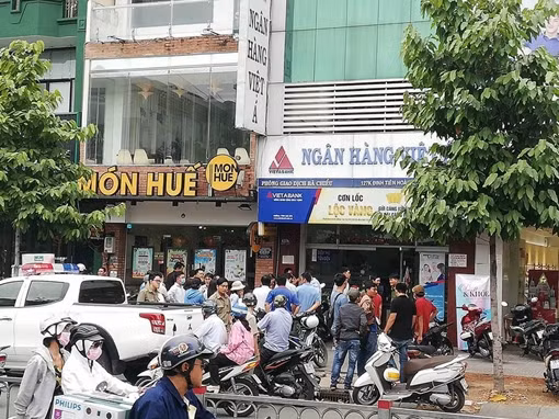 Phát livestream chửi bới rồi nổ nhiều phát súng trên đường ảnh 2