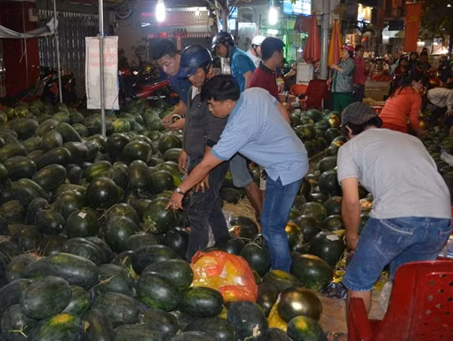 Dưa hấu bất ngờ “cháy hàng” ảnh 16