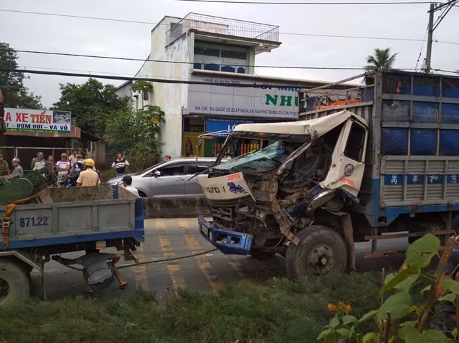 Đầu xe tải nát bét
