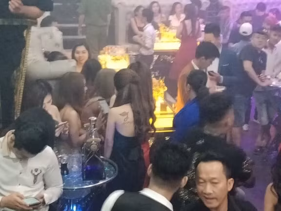 Nhiều cô gái trẻ, tuổi đời còn rất nhỏ trong bar