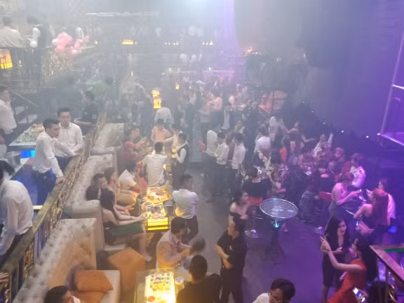 Bên trong bar lúc rạng sáng 28-4