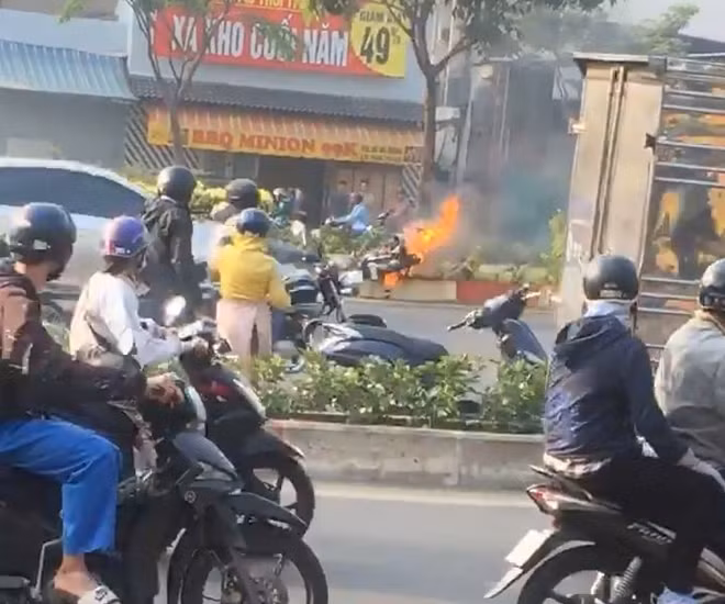 Hiện trường vụ xe máy đang lưu thông bỗng dưng bốc cháy