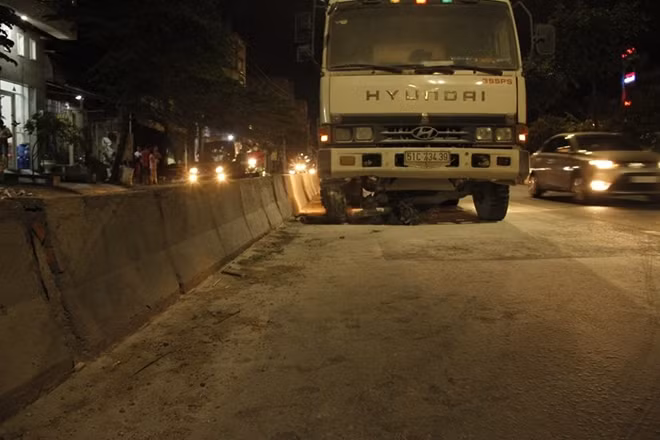 Xe gắn máy của nạn nhân cháy rụi dưới gầm xe ben