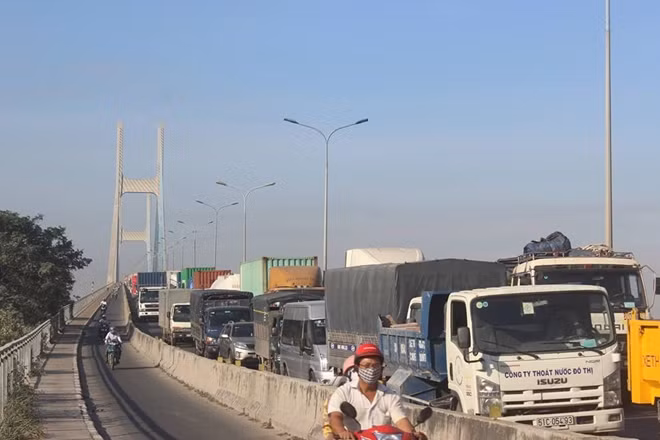 Vụ tai nạn khiến giao thông bị ùn ứ