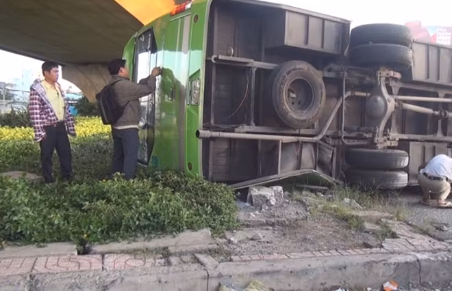 Xe khách bị lật ngang nhiều hành khách hoảng loạn, 2 người bị thương nặng