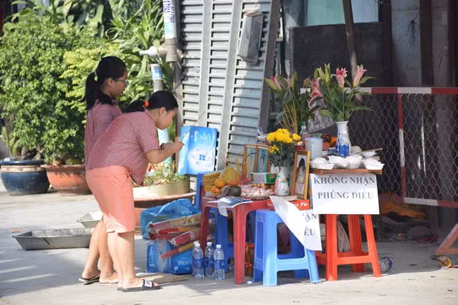 Người dân lập bàn thờ 5 người bị sát hại trước căn nhà xảy ra vụ án mạng