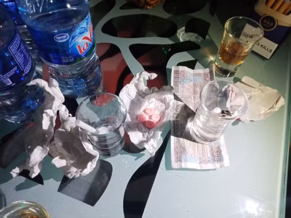Một số viên nén màu hồng trên bàn Vip