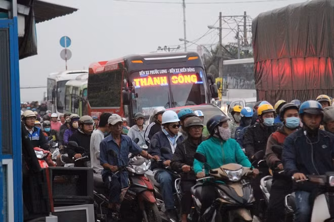 Giao thông bị ùn ứ