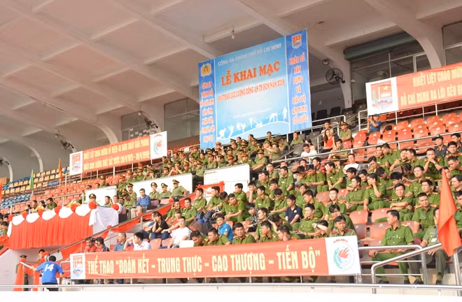 Hàng trăm CBCS theo dõi các VĐV thi đấu trên khán đài.