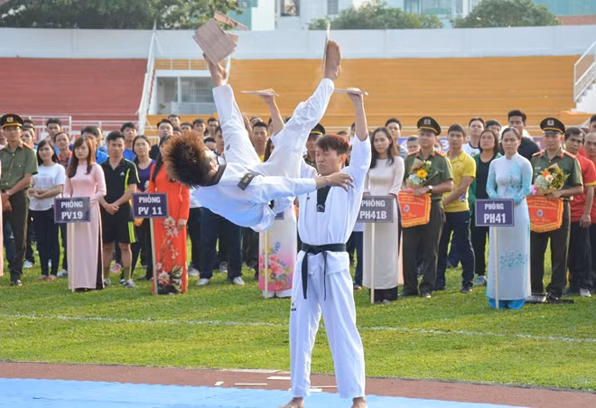Các màn biểu diễn võ thuật trong hội thao.