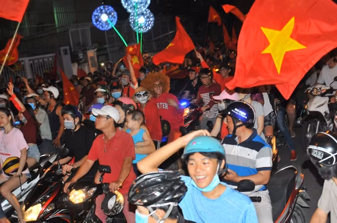 Sân vận động Thống Nhất không thể đáp ứng nổi nhu cầu của người hâm mộ