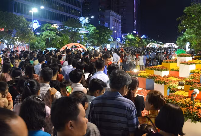 Người dân dạo đường hoa Nguyễn Huệ nhưng không thể ngắm nhìn hoa và các tiểu cảnh bởi lượng người quá lớn đổ dồn về đây tối mùng 2 Tết