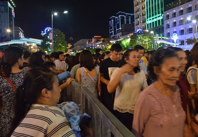 Đến 22h dòng người vẫn liên tục đổ về đường hoa Nguyễn Huệ