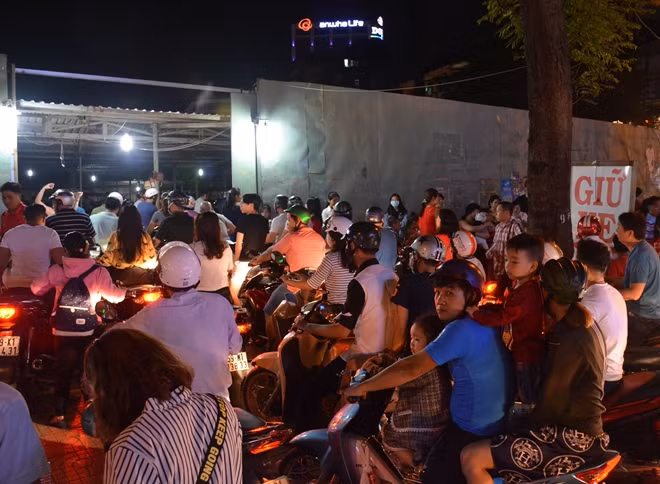 Tối mùng 2 Tết dòng người từ các nơi đổ dồn về đường hoa Nguyễn Huệ, các bãi giữ xe ở quanh khu vực này trở nên quá tải