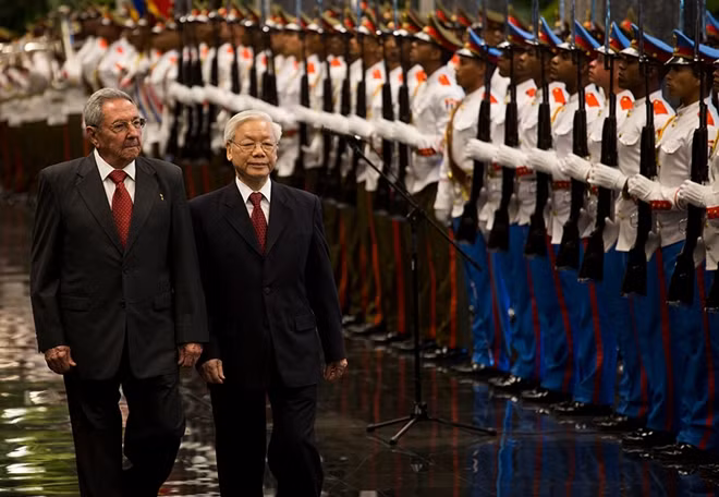 Tổng Bí thư Nguyễn Phú Trọng và Chủ tịch Raul Castro duyệt Đội danh dự Lực lượng vũ trang Cách mạng Cuba.