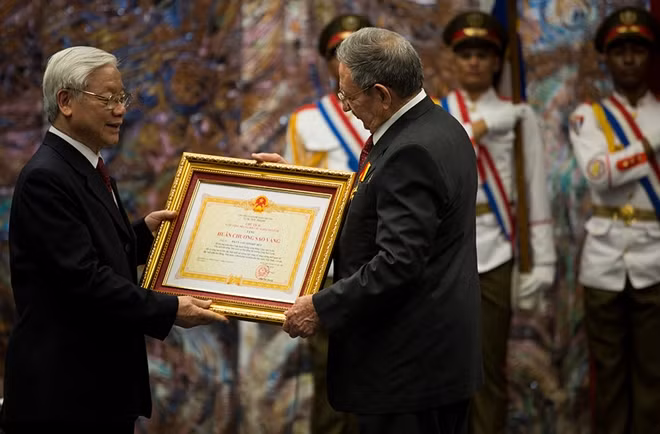 Tổng Bí thư Nguyễn Phú Trọng trao tặng Chủ tịch Raul Castro Huân chương Sao Vàng, huân chương cao quý nhất của Nhà nước Việt Nam