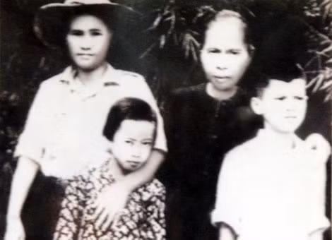 Trong ảnh, bà Hồ Thị Bi (hàng sau, bìa trái) cùng mẹ chồng (hàng sau, bìa phải), con trai Trương Văn Đa và con gái Trương Thị Oi.