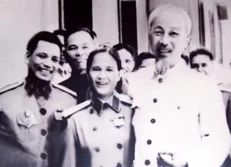 Bà Hồ Thị Bi cùng đoàn anh hùng, dũng sĩ miền Nam trong một lần được gặp Bác Hồ.