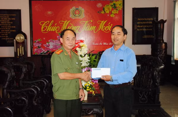 Đoàn công tác từ thiện cùng người dân xã Sa Loong. Niềm vui của người dân khi đón nhận món quà đầy ý nghĩa từ đoàn công tác từ thiện. Đại tá Trần Kim Thẩm, Phó Tổng biên tập Báo CAND trao số tiền 10 triệu đồng của Công ty Motorola Solitinons hỗ trợ cho Công an tỉnh Kon Tum. Đến trao quà, chúc Tết với lãnh đạo, cán bộ, chiến sỹ Trung đoàn Cảnh sát cơ động - Bộ Công an đóng chân tại Gia Lai. Và chúc Tết, tặng quà cán bộ, chiến sỹ Cục An ninh Tây Nguyên - Bộ Công an đóng tại Đắk Lắk.