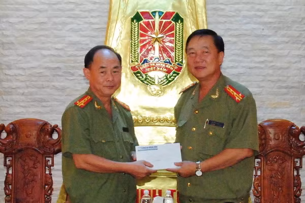 Đoàn công tác từ thiện cùng người dân xã Sa Loong. Niềm vui của người dân khi đón nhận món quà đầy ý nghĩa từ đoàn công tác từ thiện. Đại tá Trần Kim Thẩm, Phó Tổng biên tập Báo CAND trao số tiền 10 triệu đồng của Công ty Motorola Solitinons hỗ trợ cho Công an tỉnh Kon Tum. Đến trao quà, chúc Tết với lãnh đạo, cán bộ, chiến sỹ Trung đoàn Cảnh sát cơ động - Bộ Công an đóng chân tại Gia Lai. Và chúc Tết, tặng quà cán bộ, chiến sỹ Cục An ninh Tây Nguyên - Bộ Công an đóng tại Đắk Lắk.