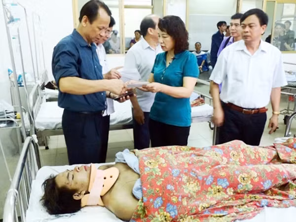 Lãnh đạo tỉnh Quảng Ninh thăm hỏi các nạn nhân tại bệnh viện.