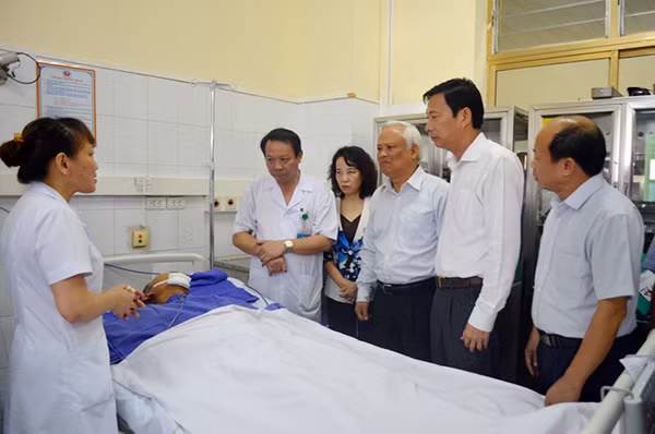 Phó Chủ tịch Quốc hội Uông Chu Lưu thăm hỏi các nạn nhân đang điều trị tại bệnh viện.