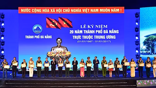 Tại buổi lễ, 20 cá nhân đã được trao tặng danh hiệu "Công dân Đà Nẵng tiêu biểu"