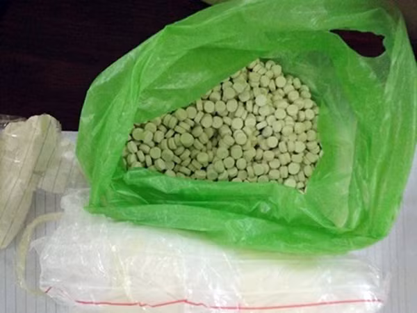 Gần 1,5 kg ma túy tổng hợp ( 1.870 viên dạng nén và gần 1kg ma túy đá).