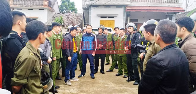 Lãnh đạo Phòng CSHS Công an tỉnh Thái Nguyên và Công an huyện Định Hóa trao đổi tại hiện trường, quyết tâm bắt giữ hung thủ trong thời gian sớm nhất.