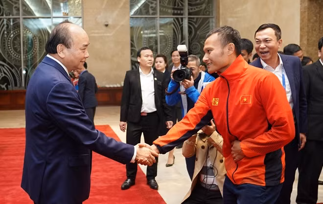 Thủ tướng Nguyễn Xuân Phúc bắt tay cầu thủ Trọng Hoàng, Đội tuyển U22 Việt Nam.