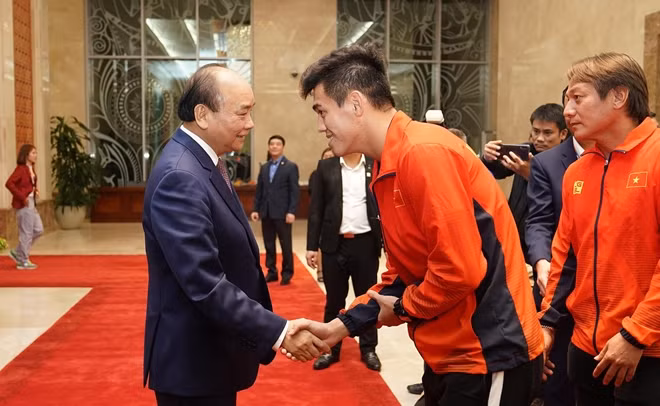 Thủ tướng Nguyễn Xuân Phúc bắt tay cầu thủ Tiến Linh.