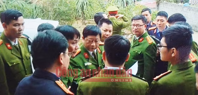 Đại tá Đặng Đức Đang, Phó Giám đốc, Thủ trưởng Cơ quan CSĐT Công an tỉnh Thái Nguyên có mặt tại hiện trường chỉ đạo các lực lượng phối hợp truy bắt đối tượng.