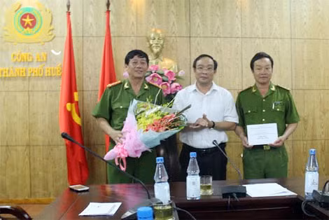 Ông Nguyễn Văn Cao, Chủ tịch UBND tỉnh Thừa Thiên- Huế khen thưởng Ban chuyên án.