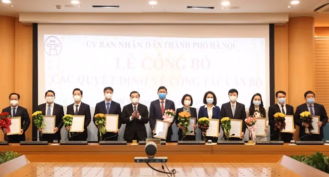 Chủ tịch UBND TP Hà Nội Chu Ngọc Anh trao quyết định điều động, bổ nhiệm cán bộ sở, ngành.