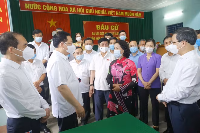 Chủ tịch Quốc hội Vương Đình Huệ trao đổi với các đồng chí phụ trách công tác bầu cử tại đơn vị bỏ phiếu số 2, phường An Tường, TP Tuyên Quang.