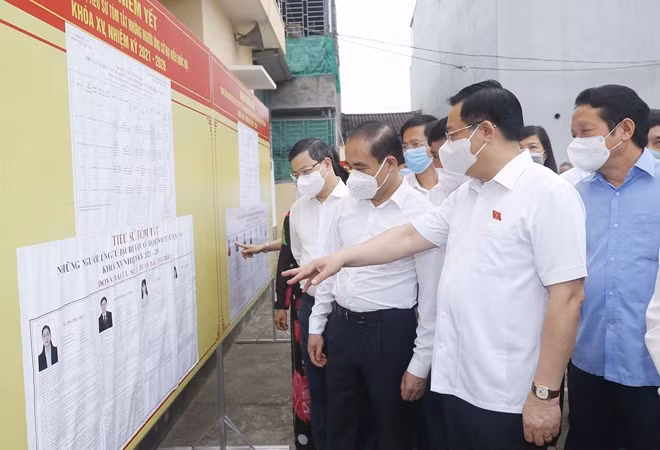 Chủ tịch Quốc hội Vương Đình Huệ kiểm tra công tác bầu cử tại đơn vị bỏ phiếu số 2, phường An Tường, TP Tuyên Quang.
