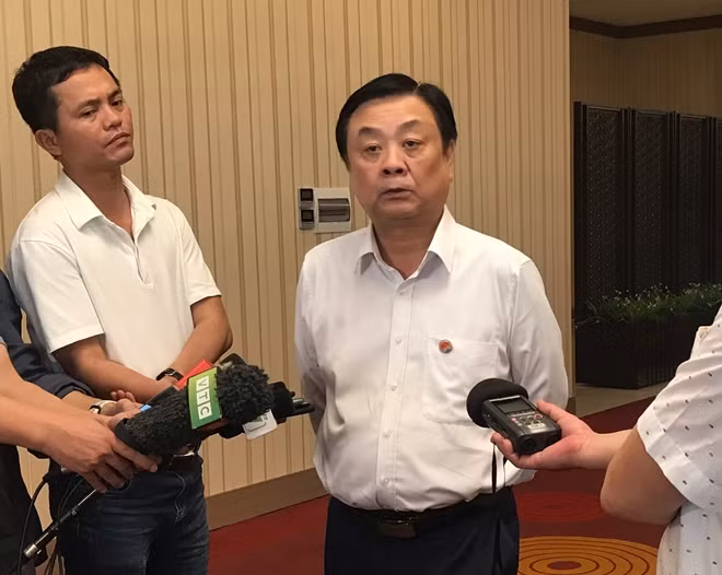 Bộ trưởng Bộ NN&PTNT Lê Minh Hoan trao đổi với báo chí bên lề Hội nghị.