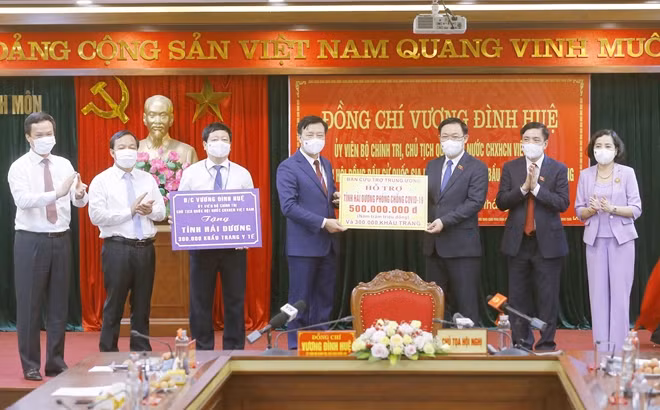 Chủ tịch Quốc hội Vương Đình Huệ và Đoàn công tác đã trao tặng tỉnh Hải Dương 300.000 khẩu trang và 500 triệu đồng để hỗ trợ tăng cường công tác phòng, chống dịch COVID-19.