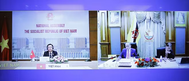 Chủ tịch Quốc hội Vương Đình Huệ và Chủ tịch Hội đồng Lập pháp Brunei Darussalam, Chủ tịch Hội đồng Liên nghị viện ASEAN (AIPA) 42 Abdul Rahman Taib.