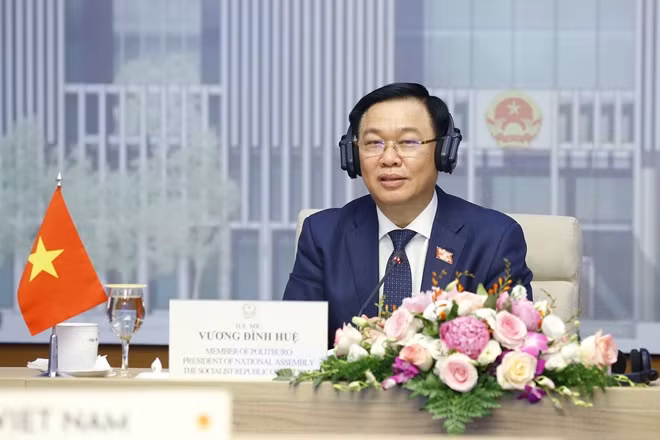 Chủ tịch Quốc hội Vương Đình Huệ tại buổi hội đàm trực tuyến.