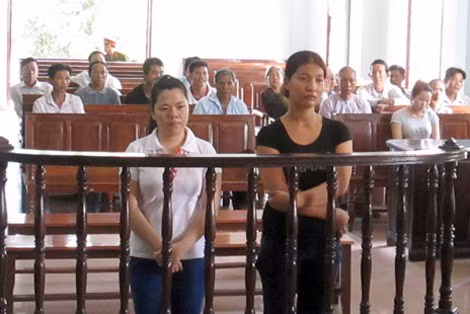 Bị cáo Nguyễn Thị Ly và Trần Ngọc Muội (từ trái qua) tại tòa.