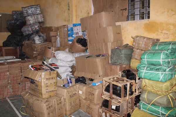 Hàng hoá trong nhiều thùng carton, bao tải dứa trên 5 xe tải khách hoán cải bị lực lượng chức năng phát hiện.
