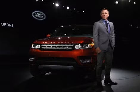 Tài tử Daniel Craig cạnh mẫu xe SUV thể thao của Range Rover sẽ xuất hiện trong Spectre. Tài tử Daniel Craig cạnh mẫu xe SUV thể thao của Range Rover sẽ xuất hiện trong Spectre.