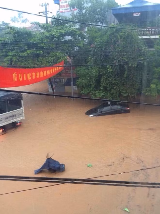 Nhiều khu dân cư nằm sâu trong ngõ của TP Hạ Long bị ngập nặng