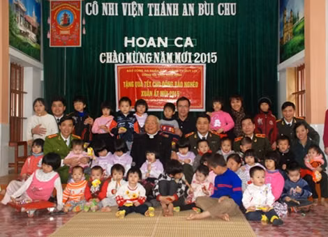 Thiếu tướng Phạm Văn Miên, Tổng Biên tập Báo CAND; Thiếu tướng Đặng Văn Sinh, Giám đốc Công an tỉnh Nam Định và gia đình ông Lâm Tấn Lợi trao quà "Tết vì người nghèo" 2015 tại Cô nhi viện Thánh An Bùi Chu.