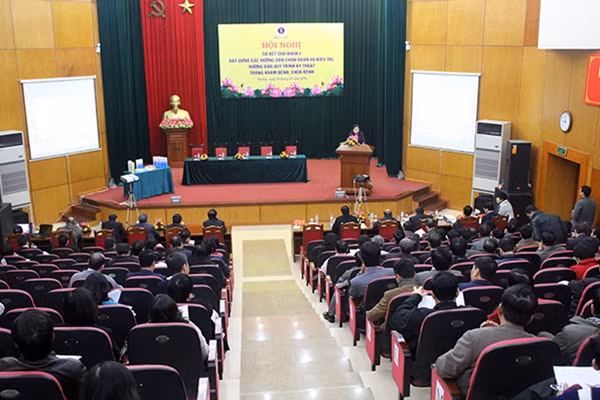 Thứ trưởng Bộ Y tế Nguyễn Thị Xuyên nhấn mạnh vai trò của Quy trình kỹ thuật trong KCB và Hướng dẫn chẩn đoán và điều trị.