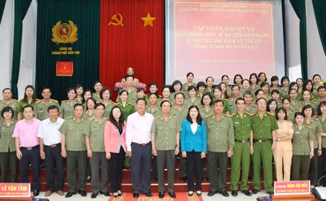 Thứ trưởng Thường trực Đặng Văn Hiếu cùng lãnh đạo UBND TP.Cần Thơ và các đại biểu tham dự lớp tập huấn.