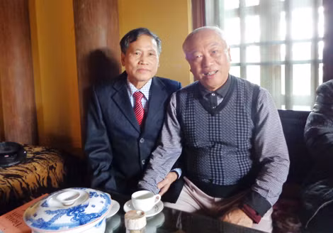 Nguyên Chủ tịch Quốc hội Nguyễn Văn An (bên phải) và tác giả bài viết. Nguyên Chủ tịch Quốc hội Nguyễn Văn An (bên phải) và tác giả bài viết.